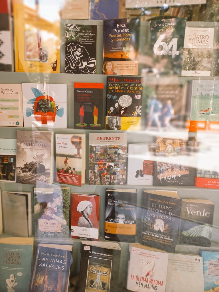 Como algunos me han preguntado dónde podían comprar el libro De Frente, desde hoy está disponible en librería Babel, San Juan de Dios, 20, Granada