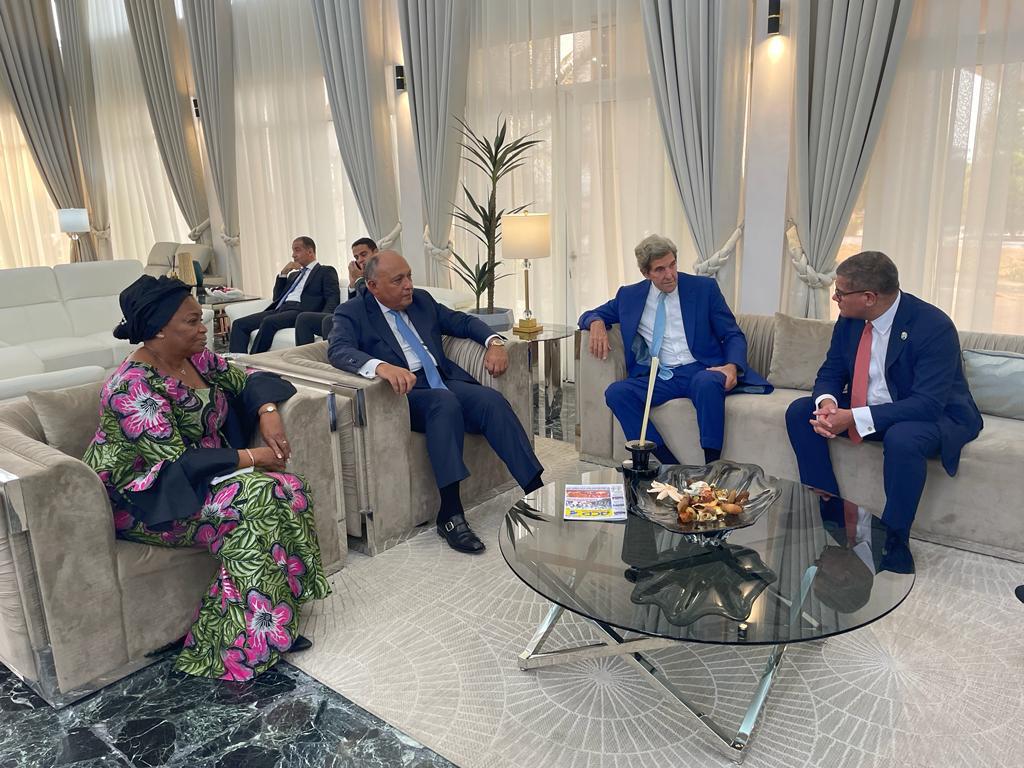 PRECOP27 à #Kinshasa: La Vice-Premier Ministre <a href="/Evebazaiba/">Eve Bazaiba</a>, <a href="/ClimateEnvoy/">Climate at State</a> John Kerry ,<a href="/AlokSharma_RDG/">Rt Hon Lord Alok Sharma</a>, Président de la <a href="/COP26/">COP26</a> et Sameh Shoukry,Président de la <a href="/COP27P/">COP27</a>