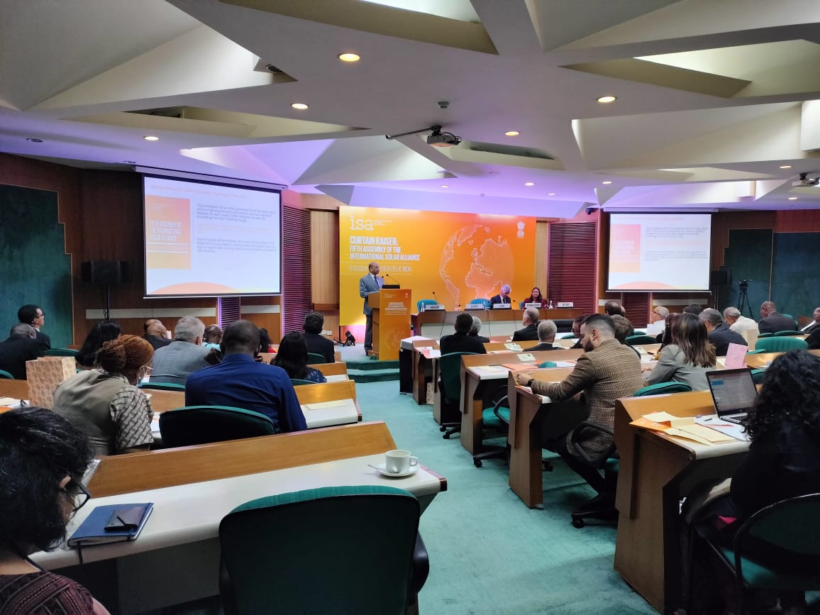 mnreindia's tweet photo. Honourable Minister of Power and New and Renewable Energy, @RajKSinghIndia &amp; Secretary @mnreindia, addressed Diplomats from various countries &amp; #Media reps during the curtain raiser event for the 5th #ISA Assembly at India Habitat Centre, #NewDelhi https://t.co/EYU1kfkll6