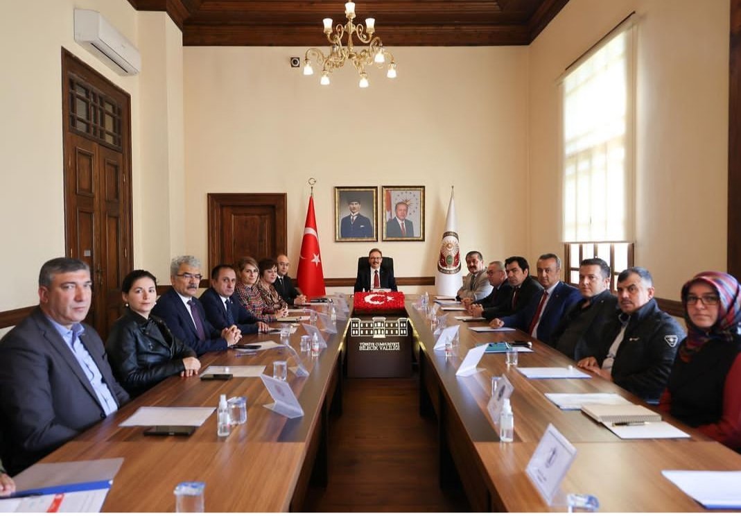 iskurbilecik's tweet photo. Bilecik İİMEK toplantısı Bilecik Valisi Dr. Kemal KIZILKAYA başkanlığında gerçekleştirildi. 
İlimiz istihdam hedeflerinin ve mesleki eğitim eylem planının değerlendirildiği toplantıda kurul üyelerinin de katkılarıyla Mesleki Eğitim yıllık planında revizyon yapıldı. https://t.co/7g1Yv2p9mx