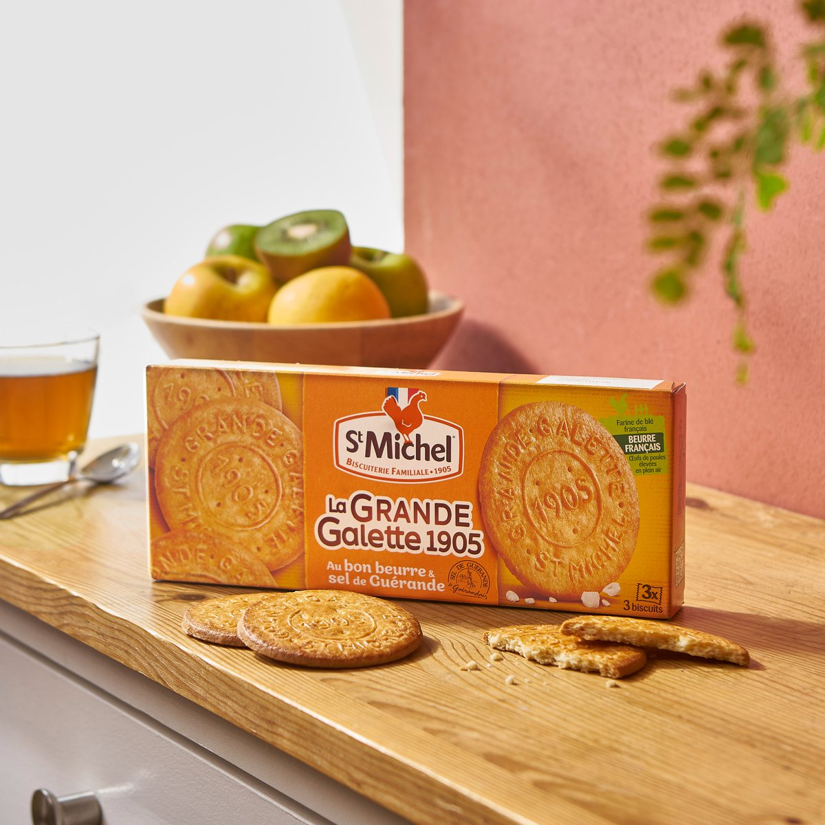 Notre grande galette 1905 fut créée en 2005 pour célébrer le 100ème anniversaire de St Michel 🥳 Ce biscuit croquant allie la tradition d'une galette au beurre avec une pointe de sel de Guérande 😋
.
.
#galette #anniversaire #madeinfrance #savoirfaire