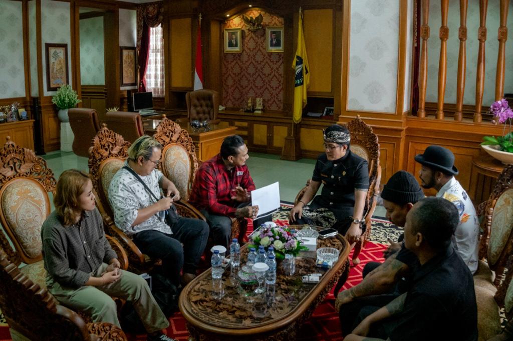 Baliportal_news's tweet photo. Bupati Giri Prasta Terima Audiensi JRX SID, Jelang Pelaksanaan Konser Band Social Distortion Tahun 2023
#BaliPortalNews #BupatiGiriPrasta #JRXSID #terimaaudiensi
https://t.co/SDtcVAP4Gj https://t.co/gqRgkyWGpZ