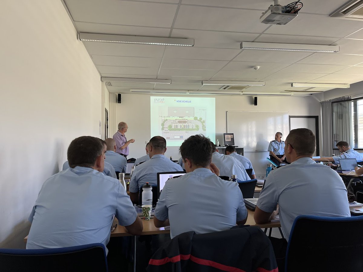ENSOSP's tweet photo. Les #OfficiersElèves des #Filt 103 et 104 poursuivent leur cursus de #formation
👉#Immersion opérationnelle - visites #ERP ; rencontres avec #partenaires @PoliceNationale
et @Gendarmerie
👉Module A du 2e niveau de la #prévention #PRV2
👉Officier de garde #ODG
👉#Retex
👉#RH https://t.co/xinM9E59G6