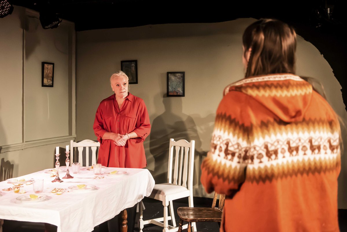 Mercurius5's tweet photo. "It’s a show for anyone who loves tight-knit family dramas" WestEndEvenings Only 9 more chances to catch @Candlestickplay @WhiteBearTheatr a thought-provoking, witty play - https://t.co/ht4K4vPe8j @MaryJTillett @SophieEFMcMahon @Jumsdudd @J__Forrester https://t.co/cn3IyevPgk