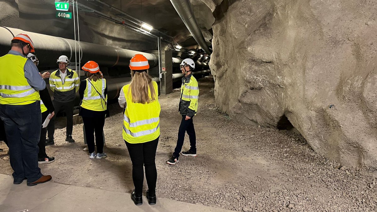 Suomalaiset energiaratkaisut kiinnostavat maailmanlaajuisesti! Esittelimme joukolle kansainvälistä mediaa Katri Valan lämpöpumppulaitosta, jossa tuotetaan lämpöä ja jäähdytystä hiilineutraalisti. #helen #energia #kaukolämpö #hiilineutraali2030