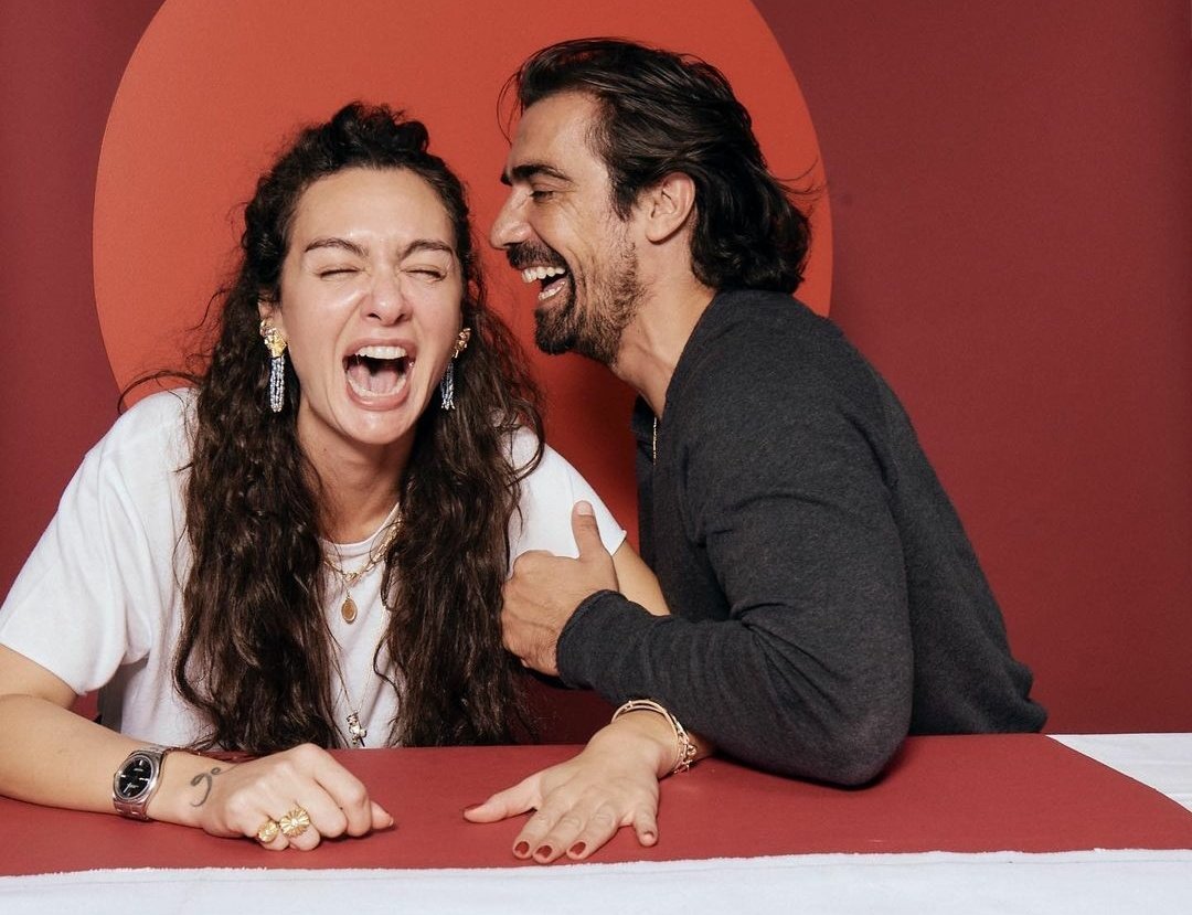 my asfer heart will never get over it, everything is just getting better😭❤❤❤❤

Before                        Now

#BirceAkalay #İbrahimÇelikkol #SiyahBeyazAşk