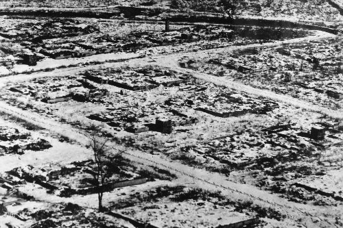 KFA_Brasil's tweet photo. 🇺🇸 O Resultado dos bombardeios dos EUA no Norte da Coreia

🏭51.000 Fábricas 

🏫29.000 Escolas 

🏥4.500 Hospitais e clínicas

🔬600 Instituições de pesquisa 

🏯8.200 Edifícios culturais 

🏚️2.100.000 Casas

🌾564.000 Hectares de áreas agrícolas danificadas

Tudo foi destruído. https://t.co/GxJvddBgwh