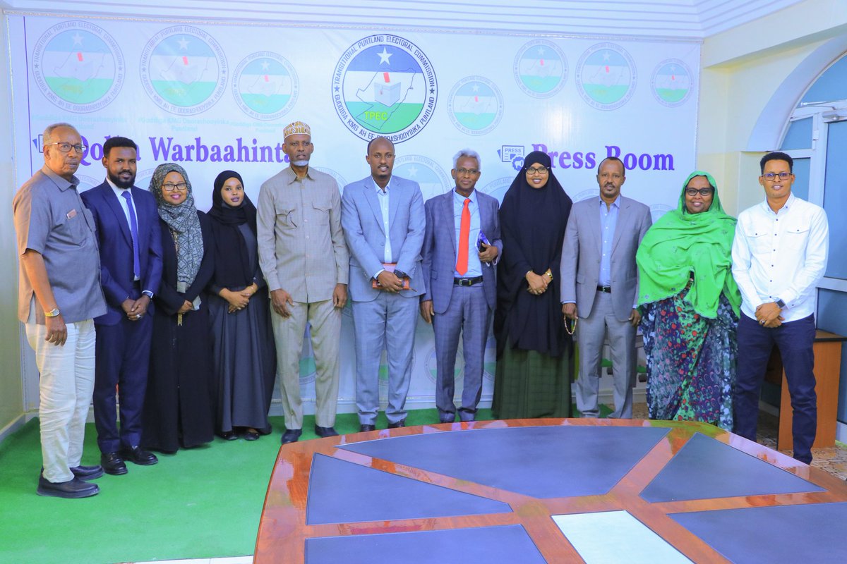 FarahJuxa's tweet photo. Waxaan maanta  Guddiga KMG Doorashooyinka Puntland (TPEC) ku wareejiyay xogta soohdimaynta Degmooyinka iyo tirada Degmooyinka ay Doorashada Golayaasha Deegaanku tahay inay ka dhacdo.
#district boundaries and number of electoral districts are handed over today to TPEC by MOIFAD. https://t.co/ote6JOUoml