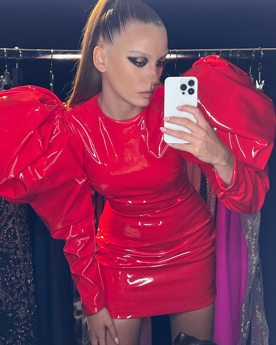 30) Serenay Sarıkaya zamana meydan okuyor.(2012/2022)