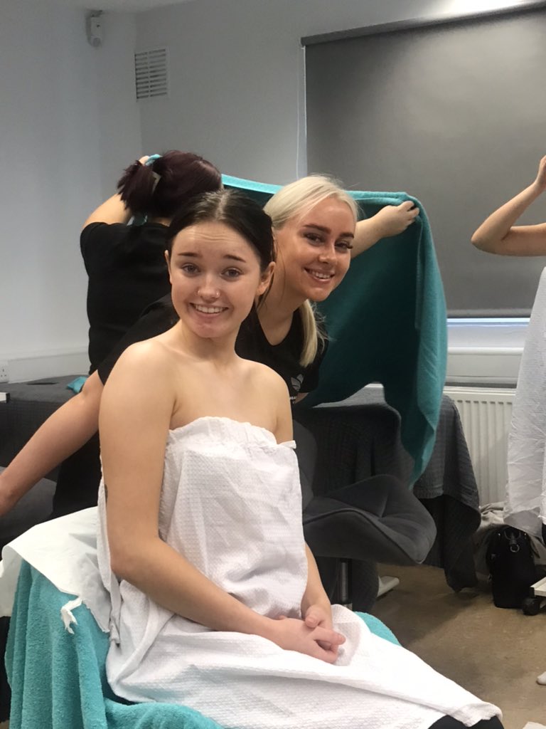 Erinputz03's tweet photo. Another Indian head massage practical loving these ! @TUS_Midwest @MajellaGolden #beautyspatus https://t.co/ZbscSVFoU4
