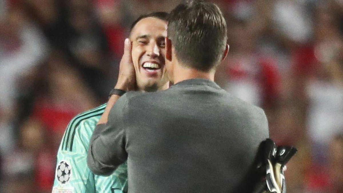 Já todos conhecemos as limitações e capacidades do Vlachodimos. Extraordinário entre os postes. Com dificuldades fora da baliza.

Ontem fez das melhores exibições no Benfica (a outra que me lembro foi contra o Ajax).

Vai sempre ser um mal amado. Mas sem ele, ontem, perdíamos.