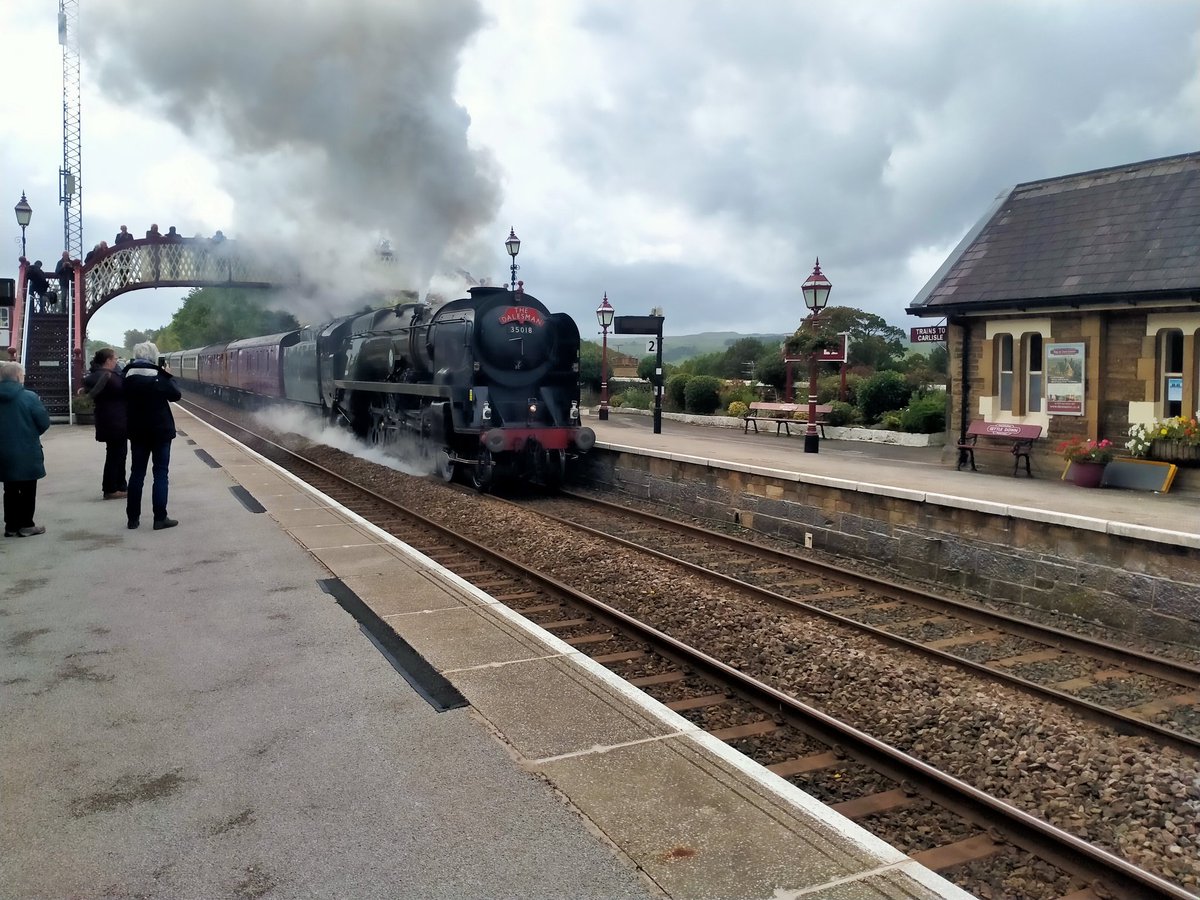 andrewmcminn's tweet photo. Getting of the train at #Settle station #TheDakesman https://t.co/CUSTfLmw7s