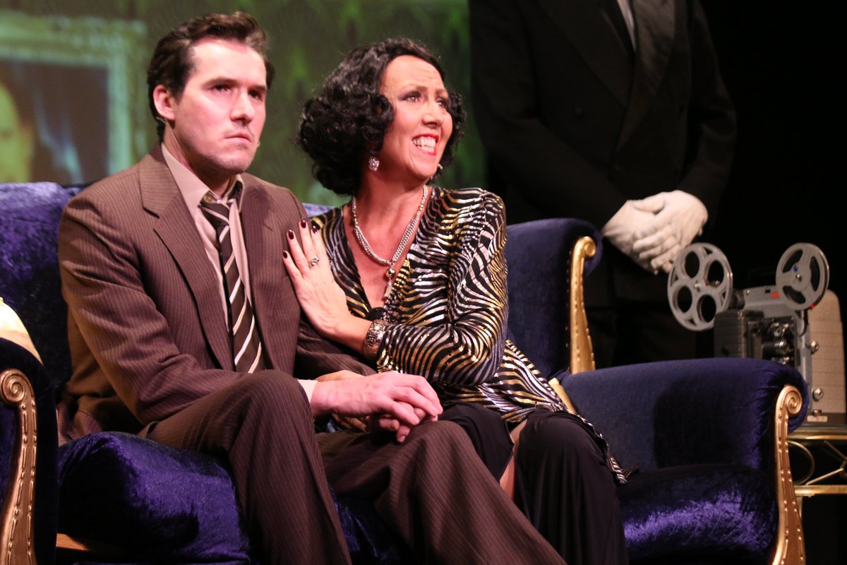 EM_Theatre's tweet photo. @DuchessTheatre 4* review #SunsetBoulevard by @ErewashMusical https://t.co/MkvKQgMxRC Both Deakin and Tavener are superb in their very professional performances and from Deakin's first sung prologue and Tavener's grand melancholic entrance in scene four. https://t.co/kn9sxKhKLU