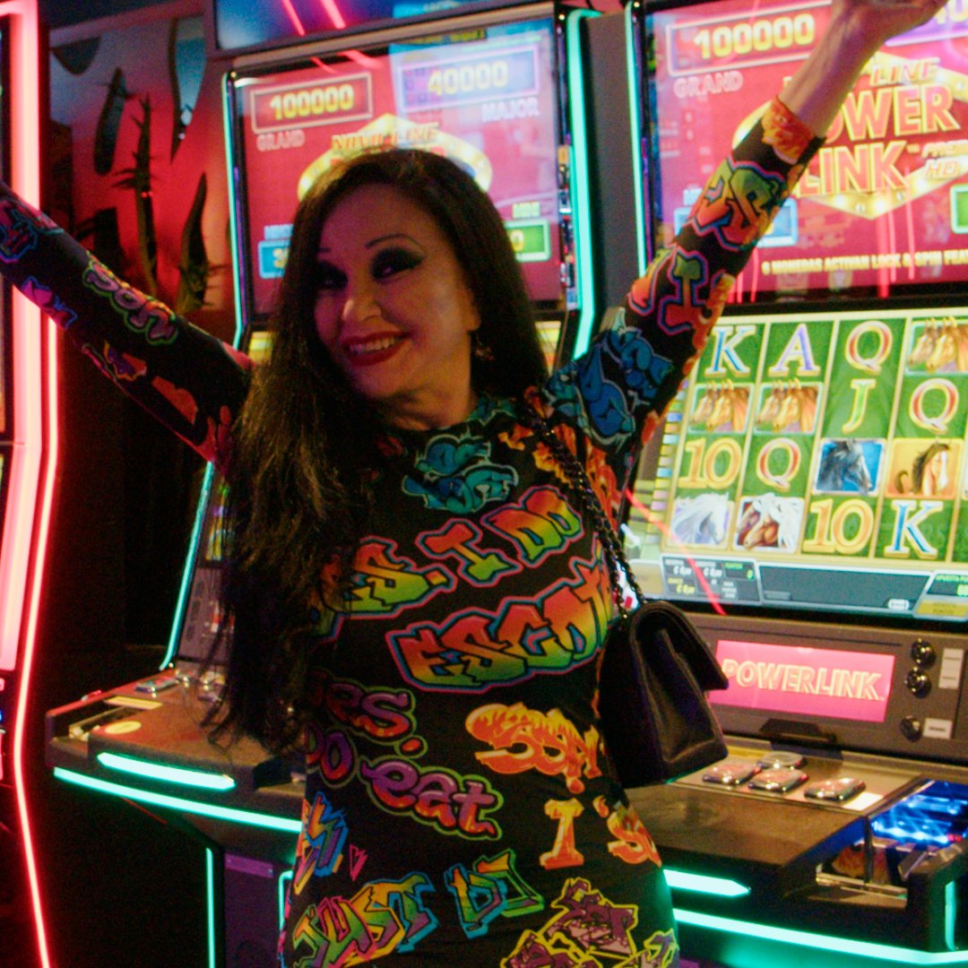 En Falling Leaves podrás disfrutar de una buena gastronomía, música en directo y el bingo inverso, un nuevo concepto en el que si quieres jugar juegas y si no, no 💥

Alaska y Mario Vaquerizo ya han podido disfrutar de todo ello 🔥

¿Te lo vas a perder?

#leavesociogastroyfortuna
