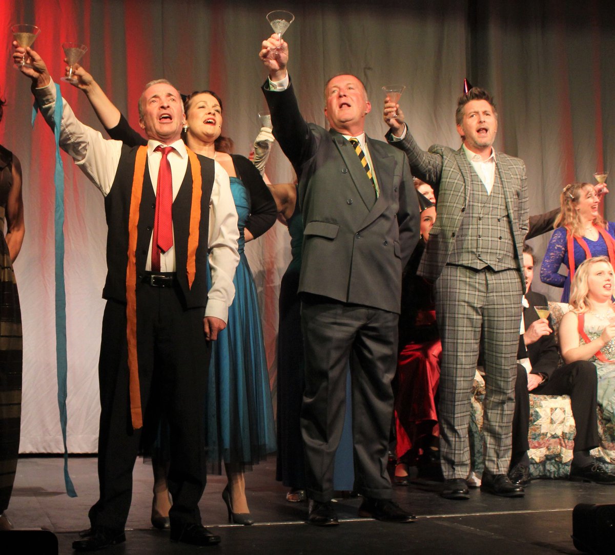 EM_Theatre's tweet photo. @DuchessTheatre 4* review #SunsetBoulevard by @ErewashMusical https://t.co/MkvKQgMxRC Both Deakin and Tavener are superb in their very professional performances and from Deakin's first sung prologue and Tavener's grand melancholic entrance in scene four. https://t.co/kn9sxKhKLU