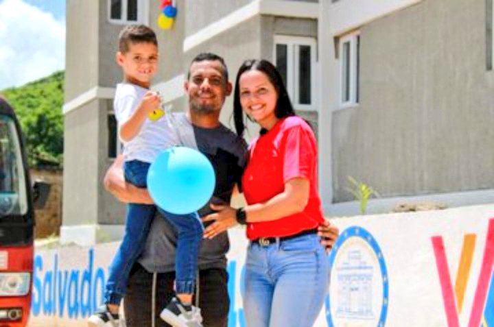 Doujosecam's tweet photo. #6Oct|🇻🇪 🗺️ ¡ETIQUETA DEL DÍA!, ▶️ 

#PuebloConTechoPropio 

¡Para vivir viviendo!

@NicolasMaduro https://t.co/xTzkGRiYUH