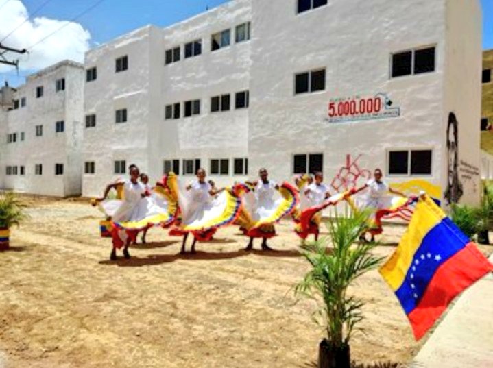 #6Oct|🇻🇪 🗺️ ¡ETIQUETA DEL DÍA!, ▶️ 

#PuebloConTechoPropio 

¡Para vivir viviendo!

<a href="/NicolasMaduro/">Nicolás Maduro</a>
