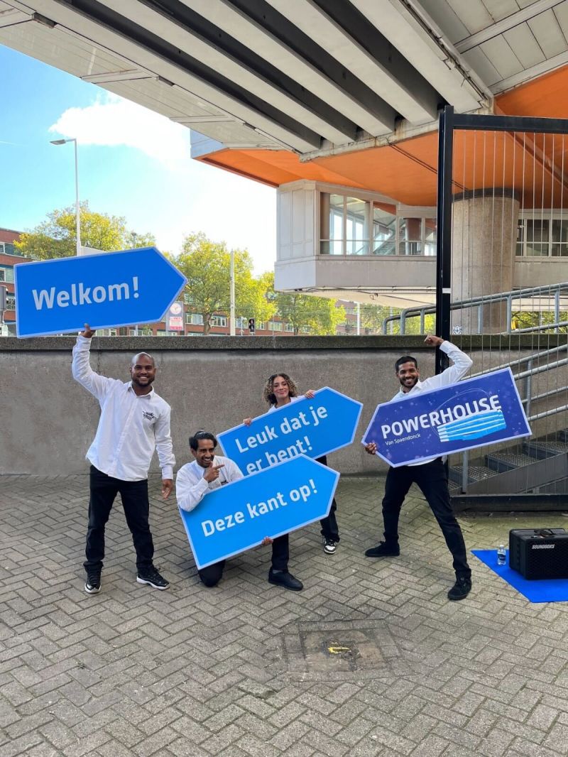 #POWERHOUSE Van Spaendonck gaat van start!

Onze gasten worden vandaag ondergedompeld in de wereld van #vinden, #binden én #ontwikkelen van personeel. De deuren van de Maassilo zijn open, de blauwe loper ligt uit en de gasten hebben hun weg weten te vinden! Let's go! #phvs