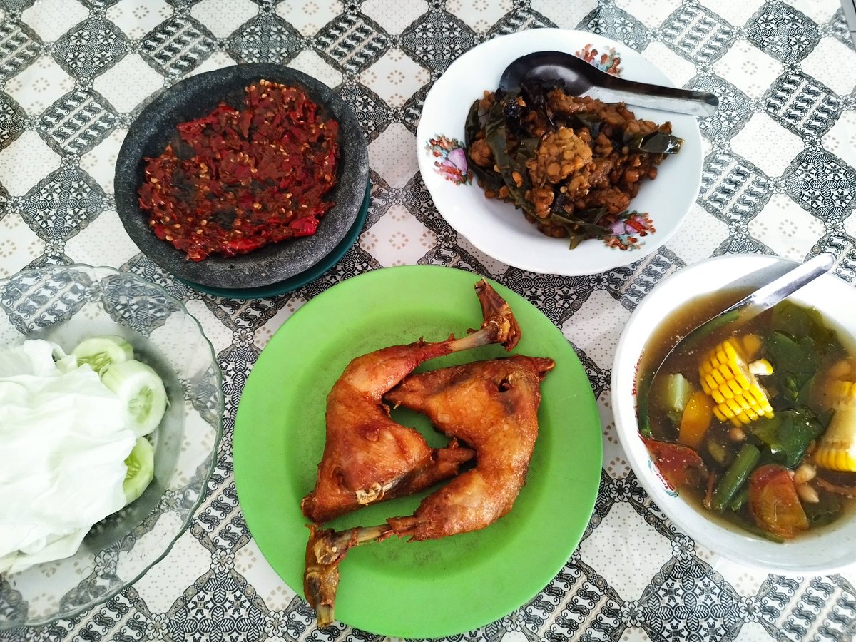 arieparikesit's tweet photo. Sekelumit rangkuman makanan/minuman selama #KelanaRasaJavaOverland
* enak
** enak banget
*** Luar biasa
Purwokerto
Ayam goreng Kalibogor* sup ayamnya**
Sroto Haji Ridwan *
Sroto Bu Latip ** https://t.co/RO9SV1Krku