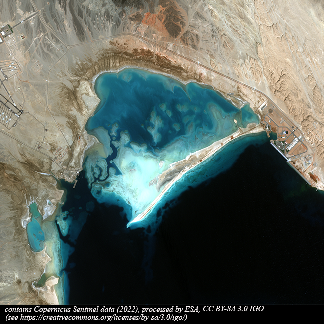ESA_EarthOnline's tweet image. This #Copernicus #Sentinel2 image acquired  in summer 2022 takes us over the #FoulBay in which the ancient seaport of #BereniceTroglodytica is located on the #RedSea’s  #Egyptian shore 140 km south of Marsa Alam. The port was famous for his safe anchorage and gemstones extraction