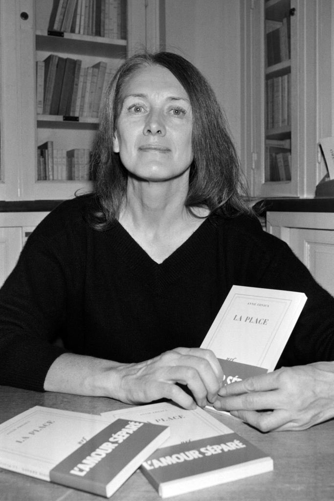 Annie Ernaux escritora francesa de Normandie gana a los 82 años el Premio Nobel de Literatura.
 «Las cosas me pasan para que las cuente. Y el verdadero fin de mi vida es quizá solo ese: que mi cuerpo, mis sensaciones y mis pensamientos se vuelvan escritura»