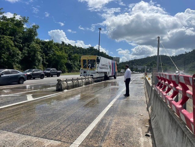Durante la tarde de hoy nuestro Director Ejecutivo inauguró la nueva máquina de transferencia de la barrera reversible. Esta nueva máquina provee a la ACT la capacidad de actualizar el plan de trabajo para retirar las máquinas que están en operación para proveer mantenimiento.