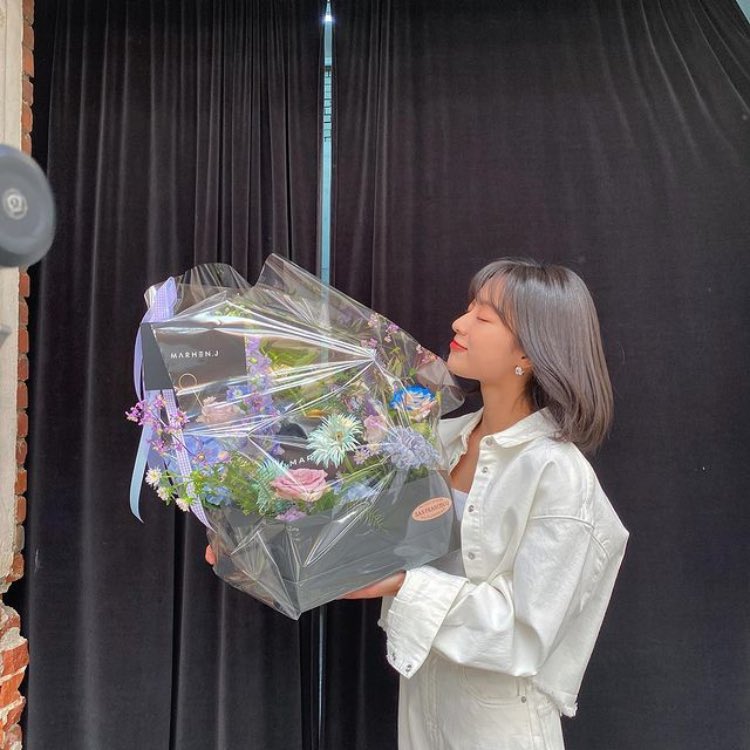 kmicnah's tweet photo. I'd want to express my gratitude to marhen.j for presenting me with this lovely bouquet. https://t.co/yZQqsA77rH