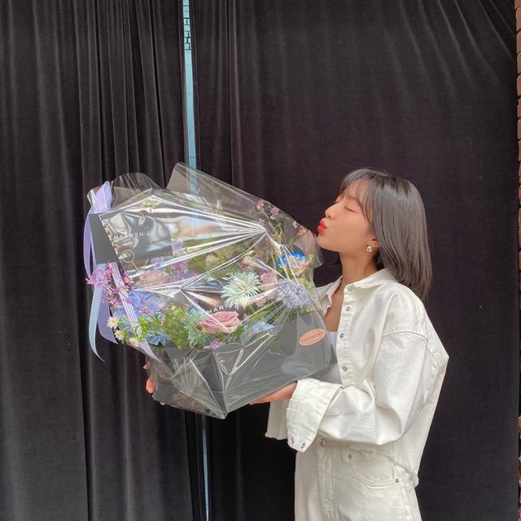 kmicnah's tweet photo. I'd want to express my gratitude to marhen.j for presenting me with this lovely bouquet. https://t.co/yZQqsA77rH
