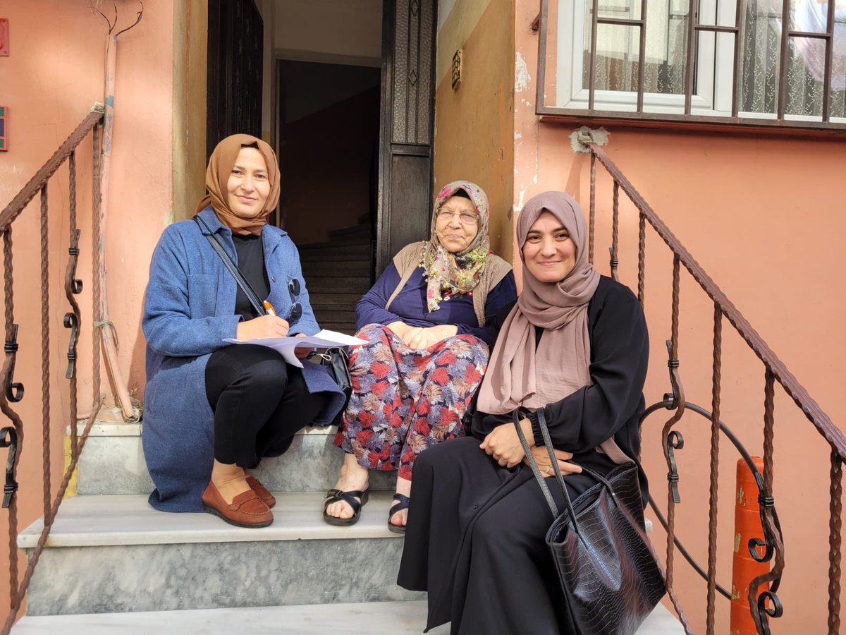akdnkagithane's tweet photo. Teşkilatımızla sosyal yaşamın her anında sokak ziyareti yapabiliyor, çat kapı ev misafiri olabiliyoruz. Çünkü 20 yıldır her gün sokakları karış karış dolaşıyoruz. Bugün de mahalle sakinlerimizle selamlaşıp görüşmeler yaptık.  

👉🏻İşimiz millet, gücümüz millet. 
#YüzYüze100Gün https://t.co/WE5oS1ZjBY