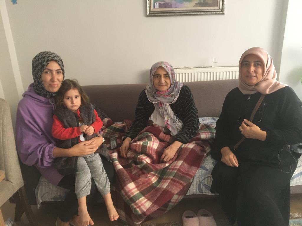 akdnkagithane's tweet photo. Teşkilatımızla sosyal yaşamın her anında sokak ziyareti yapabiliyor, çat kapı ev misafiri olabiliyoruz. Çünkü 20 yıldır her gün sokakları karış karış dolaşıyoruz. Bugün de mahalle sakinlerimizle selamlaşıp görüşmeler yaptık.  

👉🏻İşimiz millet, gücümüz millet. 
#YüzYüze100Gün https://t.co/WE5oS1ZjBY