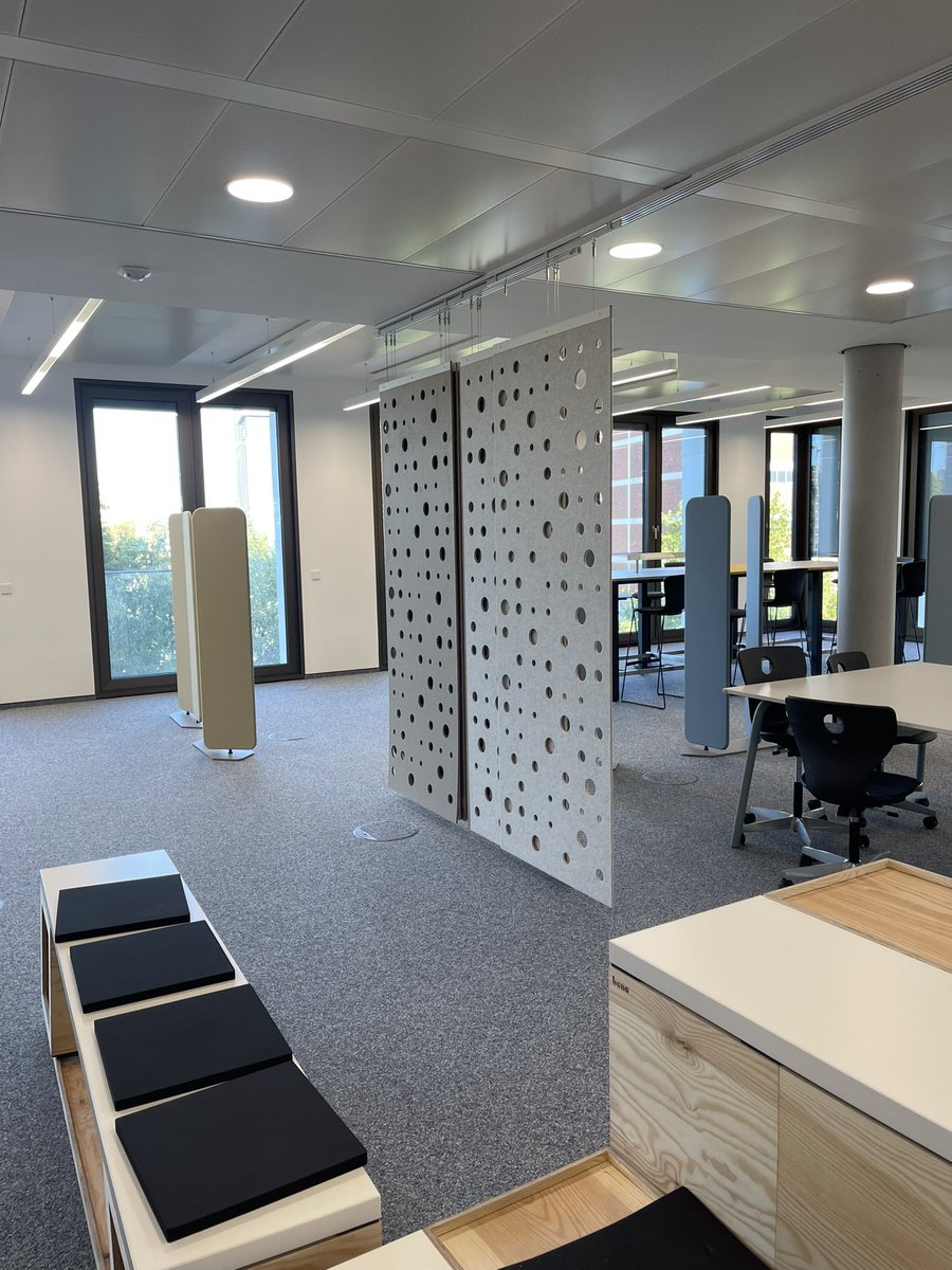 War heute ua mit <a href="/ulrikelange_hb/">Ulrike Lange</a> und @tohuwabouwer in der Helmut Schmidt Schule in #hbedu. Bin ziemlich geflasht von den Lernlandschaften und wünsche mir nicht nur das #3b23 in diese Räumlichkeiten. <a href="/BildungsBarcamp/">Bremer BildungsBarcamp</a> #twlz