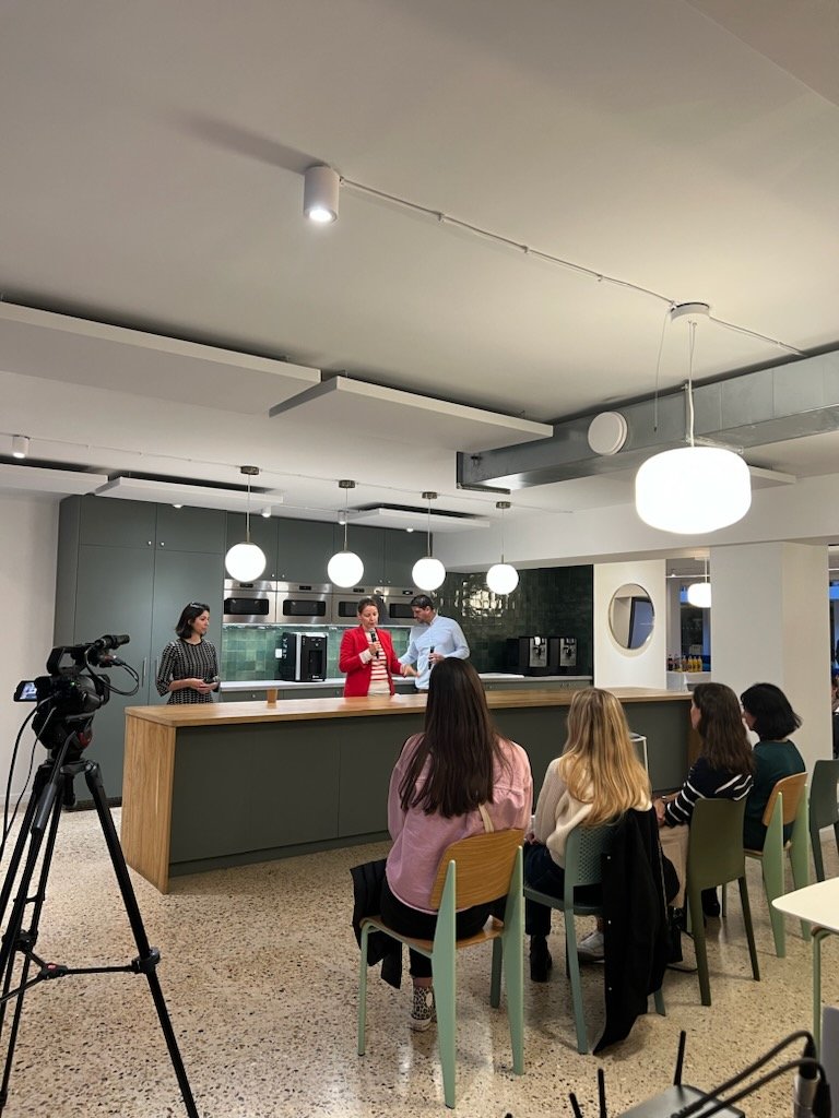 InstitutCerveau's tweet photo. En direct de notre Open Brain Bar dédié à l'#alimentation. 
N'hésitez pas à rejoindre le live depuis notre chaîne youtube et à poser vos questions : https://t.co/PxG9KV2G70. https://t.co/fLCv6KYrXW