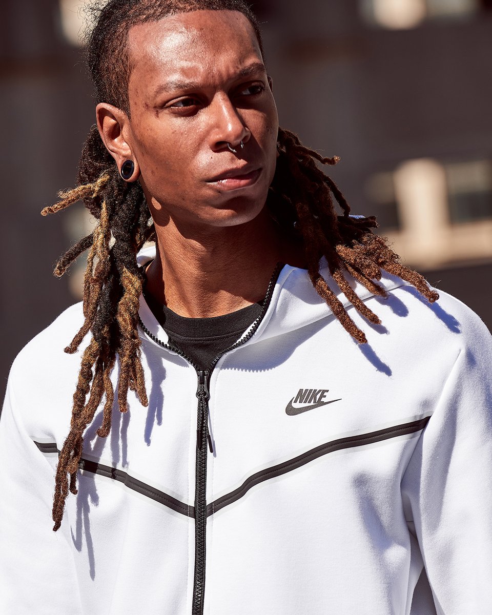 FinishLine's tweet image. 🐼 vibes for the fit. 

#TechFleece has you covered all year long with quality for whatever the season brings. 💪 finl.co/1ozd