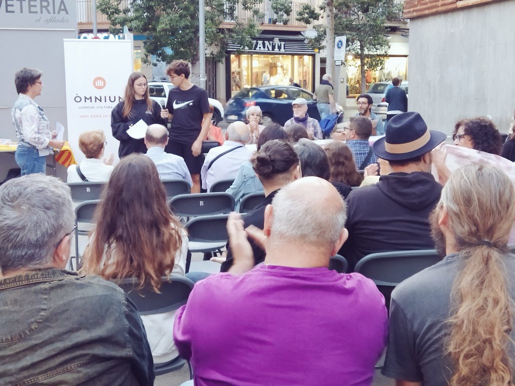 Acte de <a href="/lesbesossades/">Casal popular Les Besossades</a> i @omniumbdn donant veu a la cultura de #SantAdrià amb una xerrada amb escriptors adrianencs.