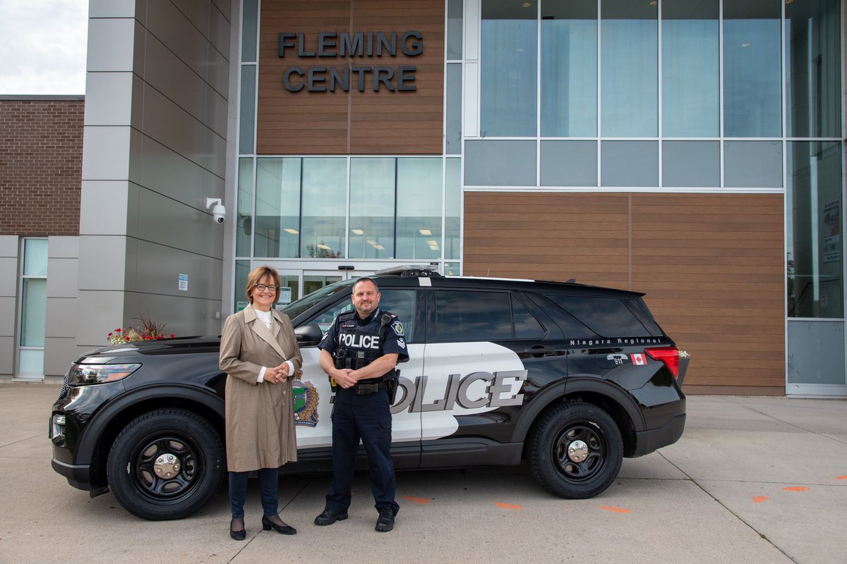 8Nrps's tweet photo. District Commander Lemaich with Mayor Easton marking the collaboration with @TownofLincolnON to provide space to @8Nrps officers, enhancing presence at Fleming Centre to ensure all residents can safely enjoy recreational facilities
#CommunitySafety #ProactivePatrols https://t.co/gKpbBLtvoz