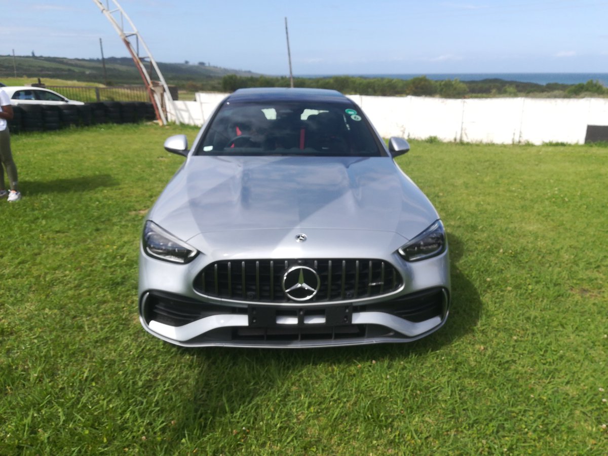 Amandla nejubane kubuzwa kwiMercedes-benz AMG C 43 4MATIC entsha ezoqala ukudayisa ngesigamu sokuqala sonyaka ozayo eSA. Inenjini engu-2.0L, ifuqa amandla angu-300kW neTorque engu-500Nm. Yethulwe kanye ne-AMG C 63. #MercedesBenz #Isolezwe