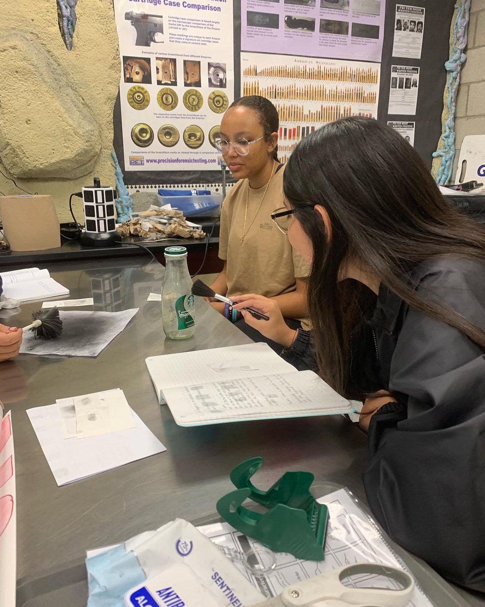 C6H12O6Addict's tweet photo. Fingerprinting lesson in session. #forensicsciencelabs https://t.co/rF8gfr0Oea
