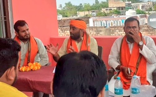 bjprajeshojha's tweet image. जयप्रकाश नारायण जी की जयंती पर सिताब दियारा आ रहे देश के यशस्वी गृह मंत्री श्री अमित शाह जी रैली की तैयारी को लेकर परसा में आयोजित बैठक में लालगंज भाजपा विधायक श्री संजय सिंह व आमनौर विधायक श्री मंटू सिंह पटेल जी के साथ शामिल हुआ।