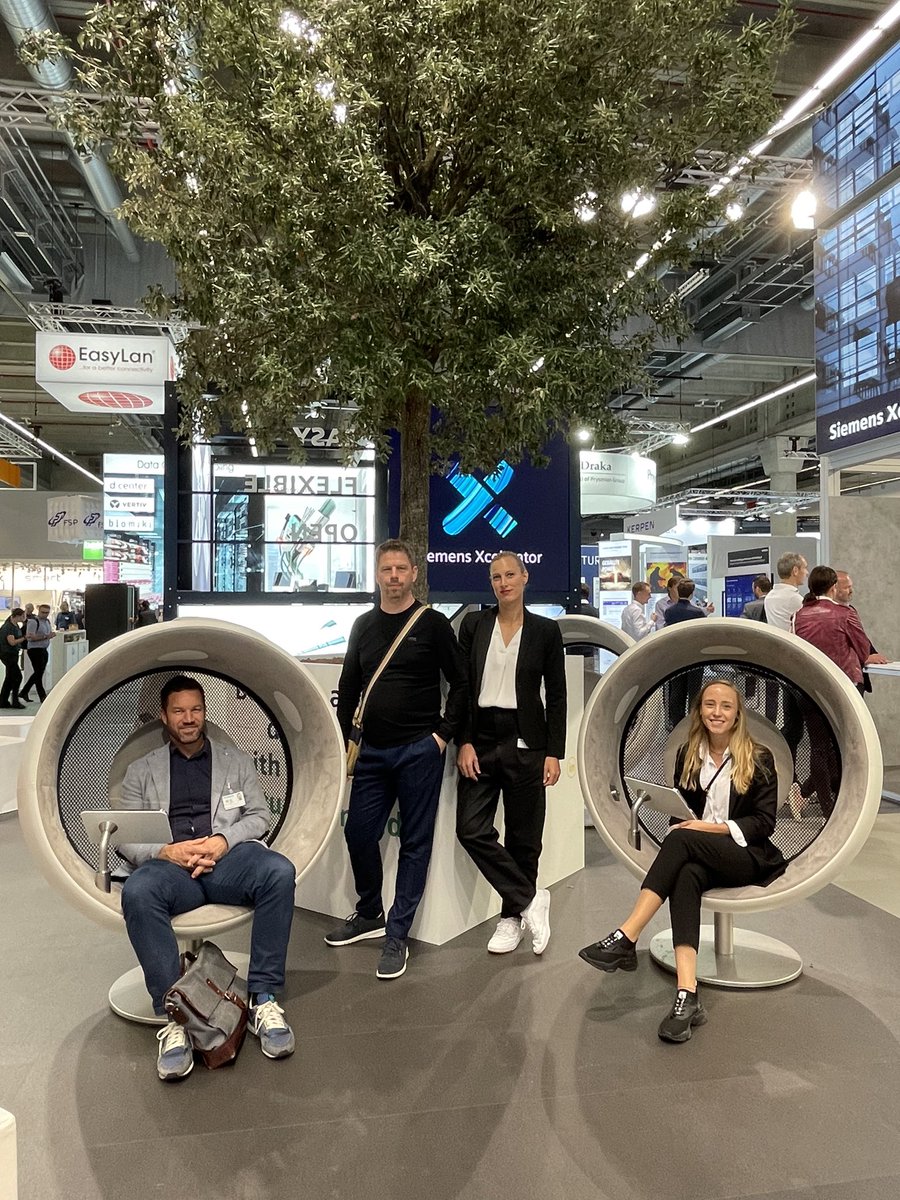 Exploring digital solutions for a more #sustainable future of smart buildings, thank you @TheFoersterin and <a href="/melanie_mrochen/">MelanieMr</a> for the insights #Xcelerator.  Bringing <a href="/philippewyssen/">Philippe Wyssen</a> up to speed underneath the beautiful oak #siemenstree at <a href="/Light_Building/">Light + Building</a> <a href="/SiemensInfra/">Siemens Infrastructure</a>