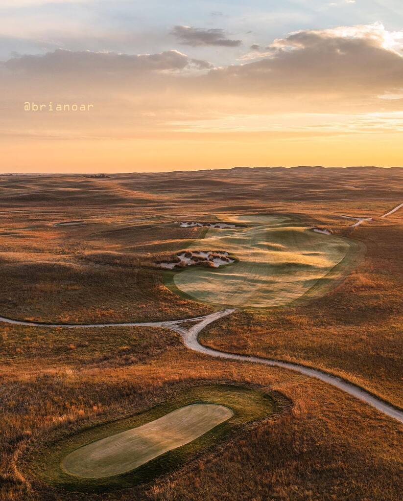BrianOarGolf's tweet photo. Fall on the Nebraska Prairie is 🔥 photo: @BrianOar
⛳️ CapRock Ranch - Valentine, Nebraska ⛳️
#caprockranch #golfdigest #brianoar #brianoarphotography #nebraskagolf #golfpics #golfphoto #top100golf #golflife #golfdestination #prairie #beautifulgolfcourses #golfisfun #gilhan… https://t.co/uhy015mcEX