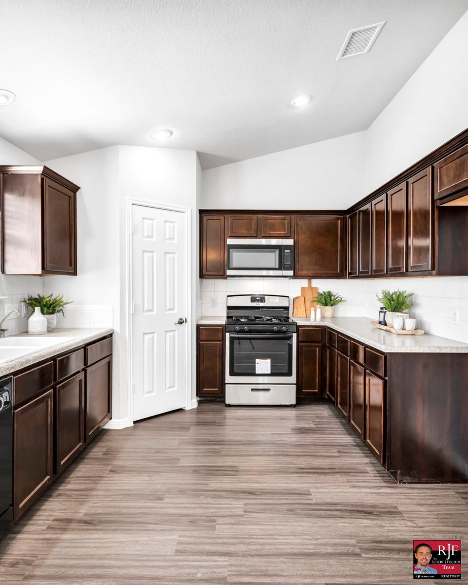 RJFischerTeam's tweet image. #PriceReduction - Who's ready to finally cozy up to the fireplace?! We may have a few more months until it's cold enough, but this home is ready for you NOW! robertjfischer.com/search/details…

#HomeForSale #LargeBackyard #OpenFloorPlan #HardFloors #Fireplace #HomeOffice #AustinTexasLiving