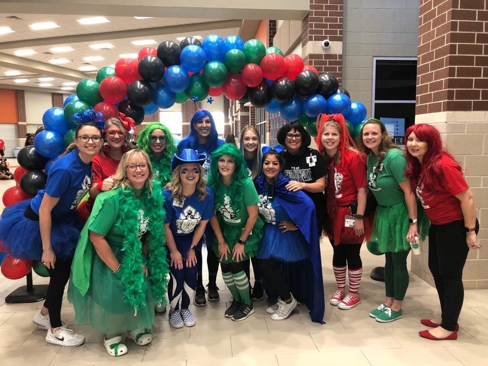 MrsBarbHinton's tweet photo. Best day ever at Clark! House sorting day!! Go, ISIBINDI!💚 #clarkconnects https://t.co/3gu2H6C2OV