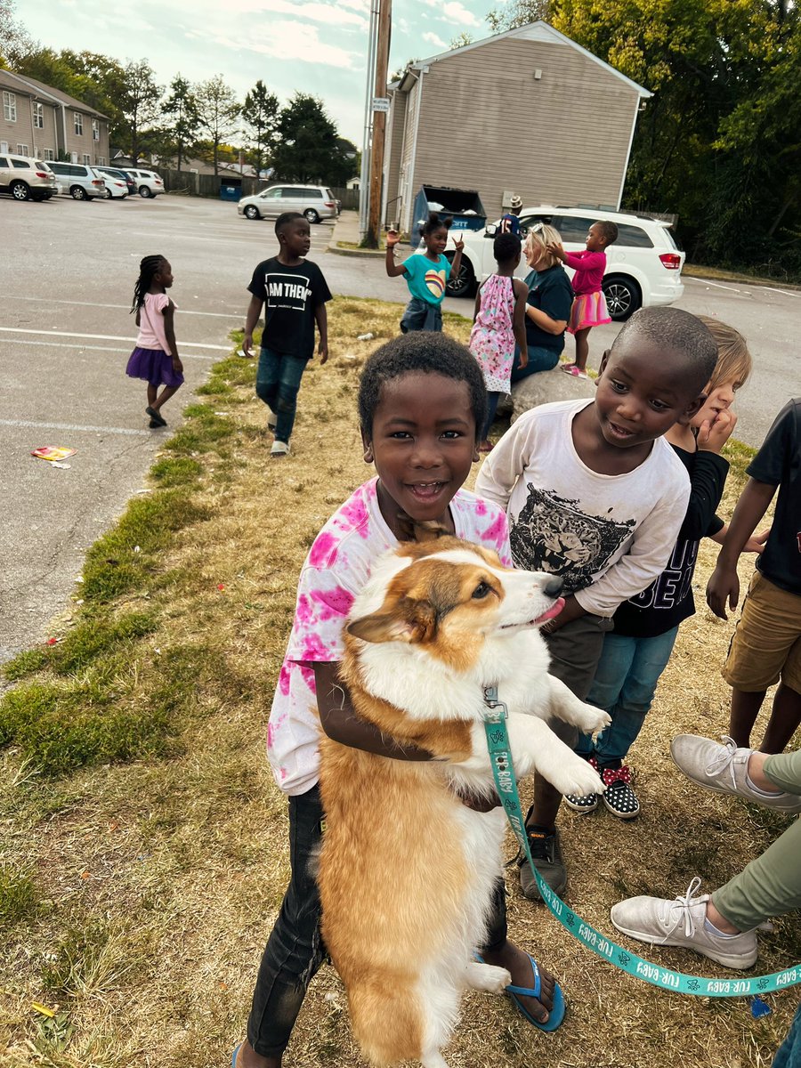 MsWilliamsClas2's tweet photo. Happy fall break! 
THIS is my why. The kids, the smiles, the excitement, the joy, their hearts. I LOVED surprising some sweet babies with @AshleyCrowe94 @livestrong22. 🫶🏼🥹 @Warren_Elem https://t.co/4L2iLmbDaj