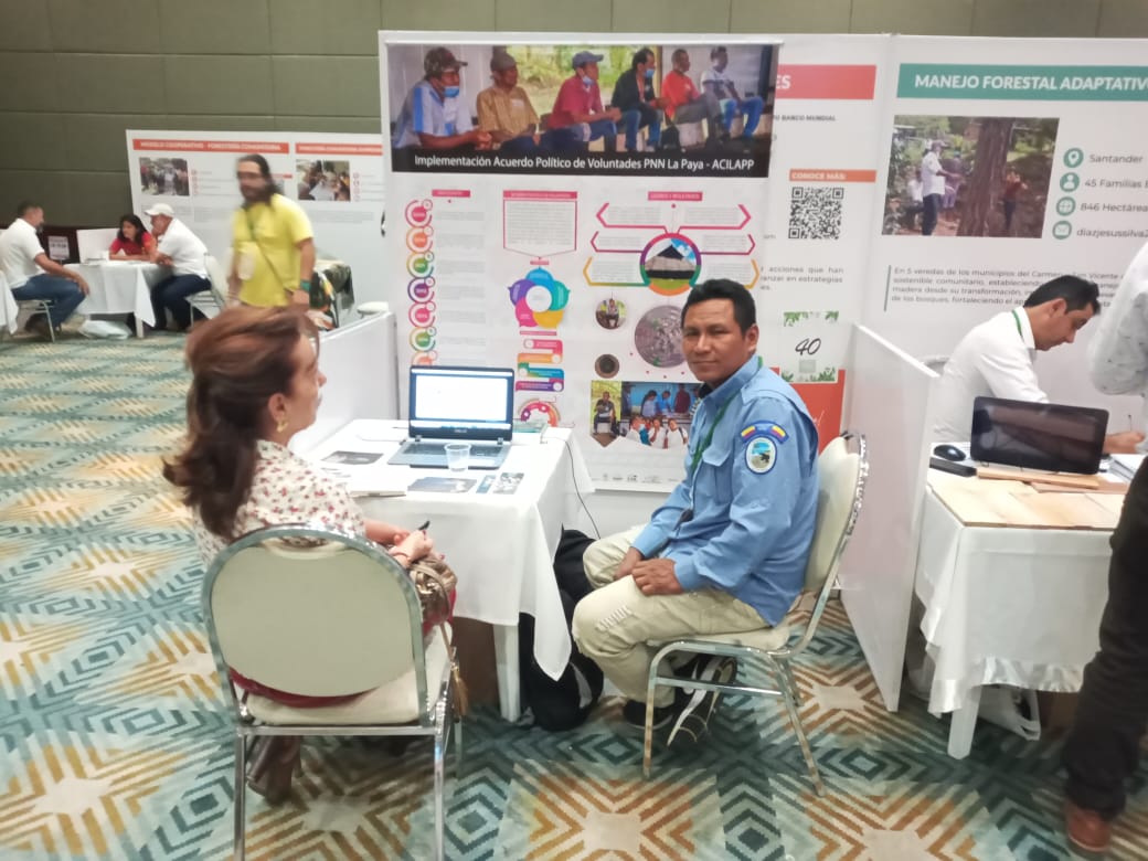 ParquesColombia's tweet photo. #Expobosques El Parque Nacional Natural La Paya expuso el proceso de Acuerdos Políticos de Voluntades que se ha trabajado desde 2015 con ACILAPP, ACIPS y APKAC, asociaciones de pueblos indígenas, donde se reconocen los saberes en los procesos de conservación de la biodiversidad. https://t.co/w9MlRAfTEC