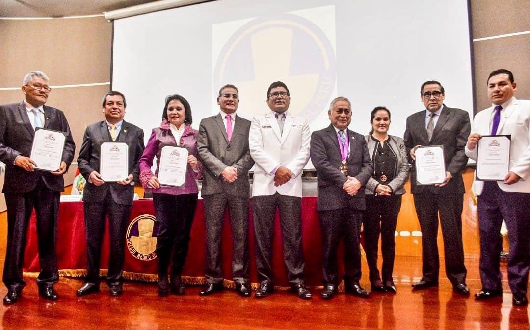 USMP_oficial's tweet photo. #OrgulloUSMP  | Felicitamos al Dr. Arturo Pareja Cruz, Director del @CIV_USMP, quien recibió el reconocimiento de la Comisión de Salud y Población del @ConcytecPeru por su destacada labor en ejercicio de la Medicina a favor de la población peruana. 🇵🇪

#AmaLoQueHaces
#USMP https://t.co/YGuzxQ9xnq