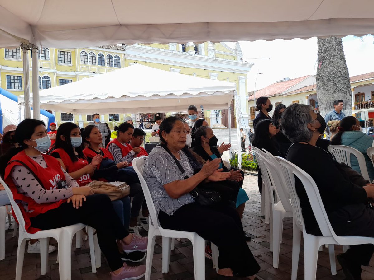 erwinronquillo's tweet photo. Continuando con el recorrido en #Loja junto a @EstebanBernalB de @InclusionEc, @mariabrownp de @Educacion_Ec, Freddy Bravo de @GoberLoja y @DianaApraes de @RegistroSocialE, participamos en la Feria del Encuentro en la plaza de Independencia San Sebastián. https://t.co/9Xglk4P6Ey