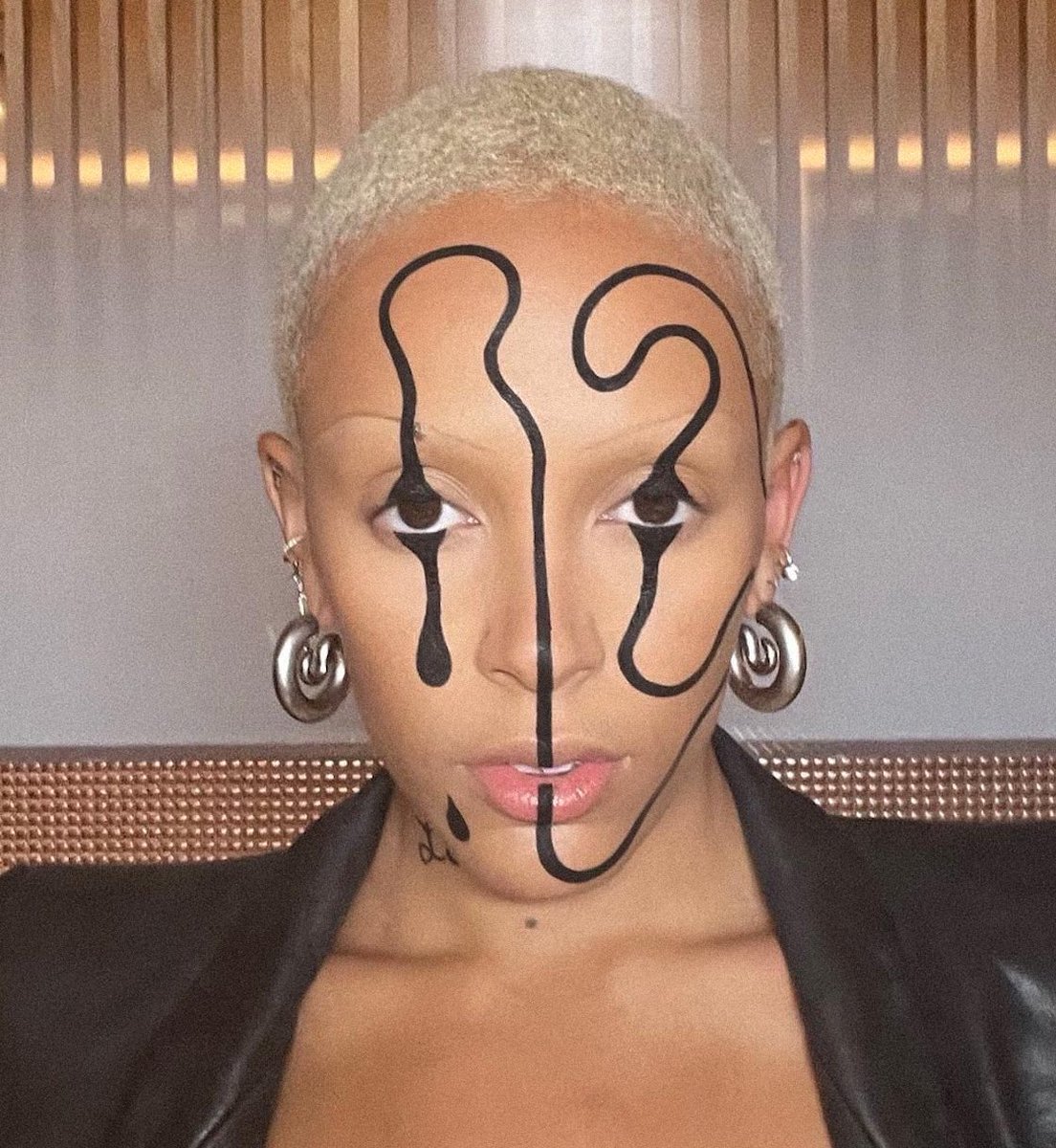 YannyCharleston's tweet photo. My makeup work on @DojaCat for Paris Fashion Week https://t.co/QNud9MrJVm