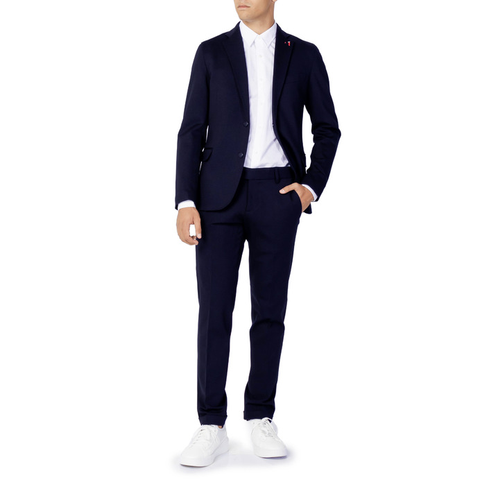 ModamenteCom's tweet image. Mulish
Stagione: Autunno/Inverno

DETTAGLI PRODOTTO
• Colore: blu
• Fantasia: monocromo
• Chiusura: bottoni
• Colletto: bavero 
COMPRA SUBITO SU MODAMENTE.COM