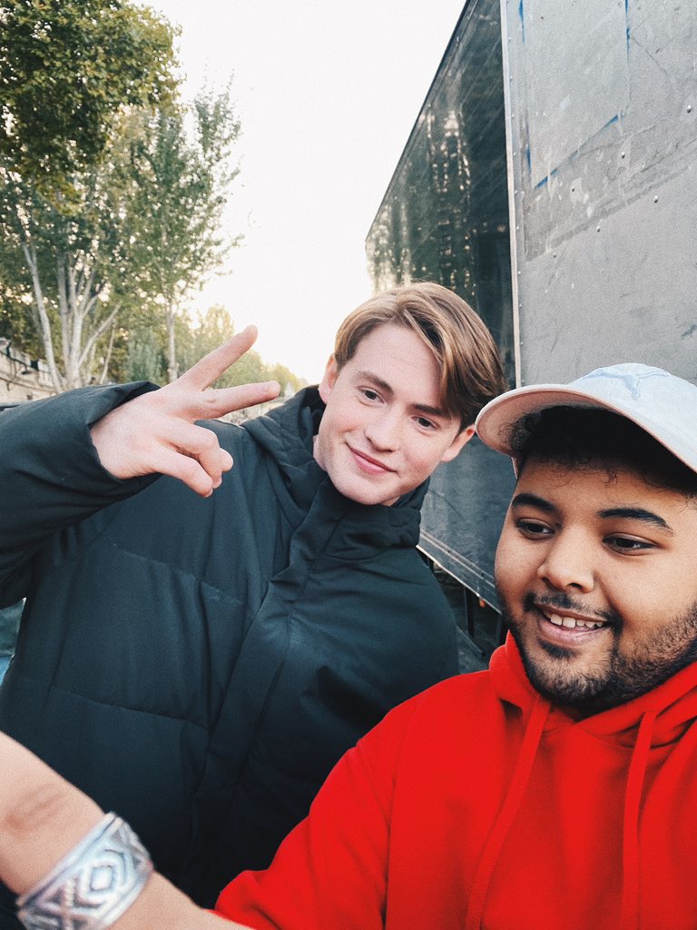KitConnorInfo's tweet photo. 📲 @kit_connor Kit Connor with fans in Paris 
✌🏻👍🏻
cr: ivarshogh on tw #KitConnor #Heartstopper https://t.co/JFNgXlMjx5