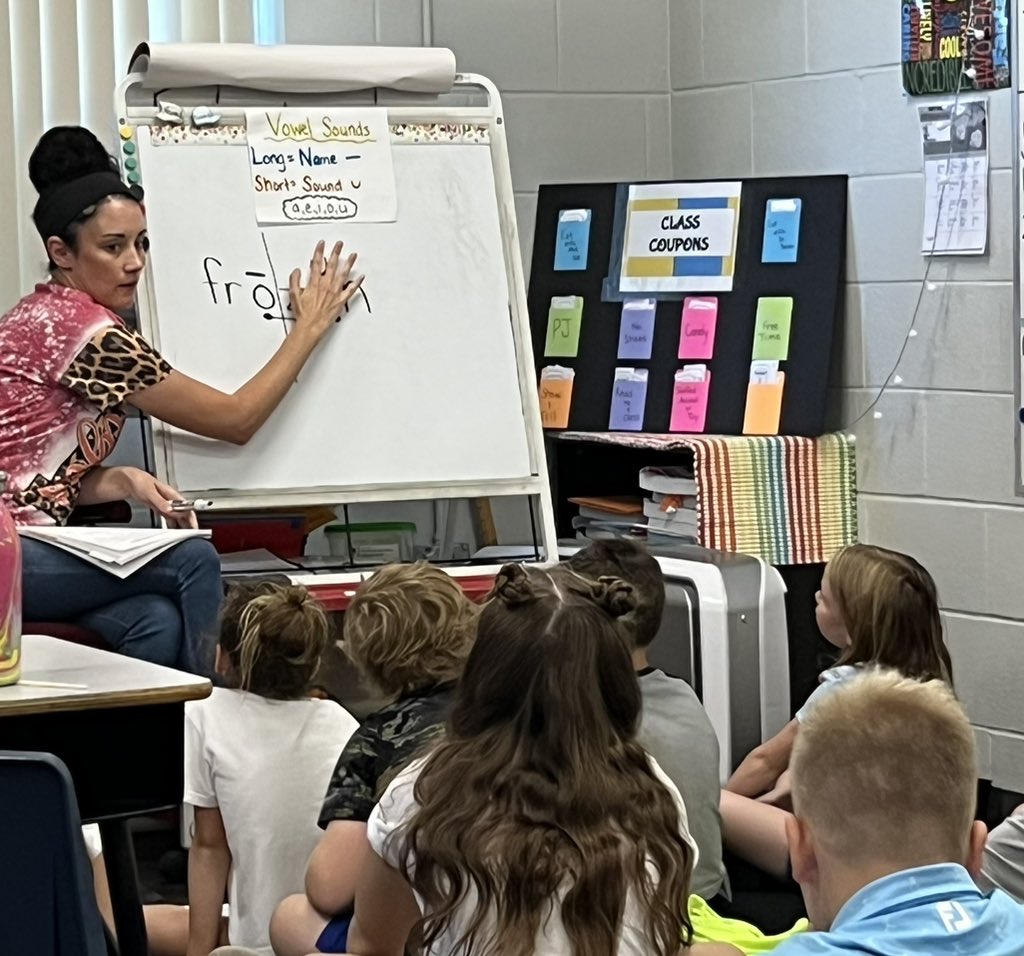 All 2nd grade classes have been working hard on multi-syllable words this week. I happened to sneak a pic of <a href="/teacherutt/">Jessica Utt</a> in action during whole group PTR. 🙌🏼 #EllisFamily #MovingForwardTogether #TigerLegacy
